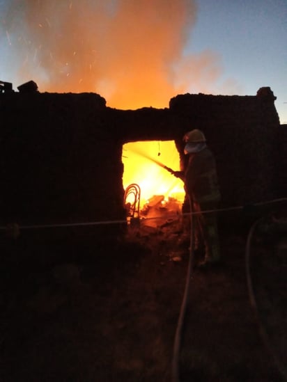 El personal del departamento de Bomberos y Protección Civil arribó al lugar para sofocar el fuego.