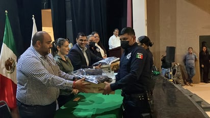 Se adquirieron 72 uniformes para los policías municipales y dos unidades seminuevas.