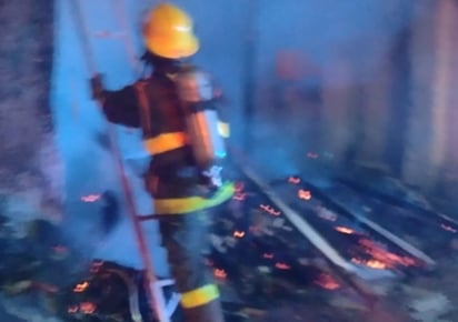 Incendio consume casa abandonada en Torreón
