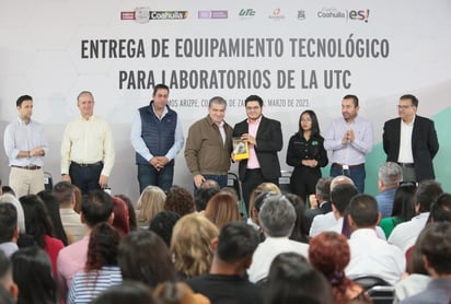 El gobernador entregó equipamiento para laboratorios, 125 computadoras, 60 pantallas e insumos para el desarrollo tecnológico. (CORTESÍA)