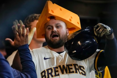 Cerveceros castigan a Max Scherzer