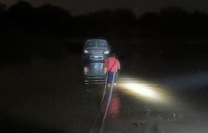 Una camioneta se quedó atascada en las márgenes del Río Nazas. (EL SIGLO DE TORREÓN)