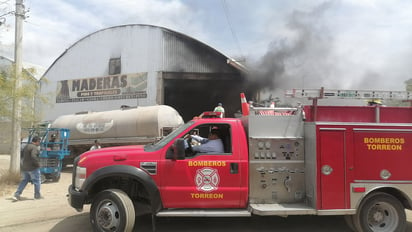 Fuego consume brincolines y material de oficina en bodega ubicada en el ejido El Ranchito de Torreón.