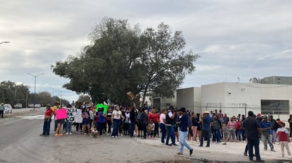 Las personas se apostaron en la carretera federal San Pedro-Saltillo, a la altura de las oficinas de la Delegación Laguna II de la Fiscalía General del Estado.