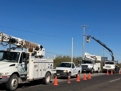 Ante los constantes apagones, personal de la CFE realizó algunas mejoras en la red eléctrica en el municipio de San Pedro.