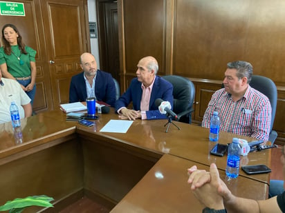 El munícipe recibió a los obreros de la sección 147 en la sala de Cabildo del Palacio. (Foto: SERGIO A. RODRÍGUEZ / EL SIGLO COAHUILA)