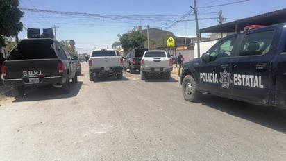 A bordo de las unidades de seguridad se pudieron apreciar a dos hombres y dos jóvenes asegurados. (EL SIGLO DE TORREÓN)