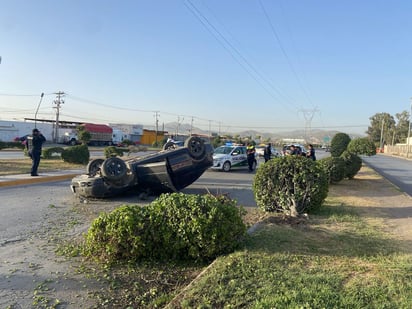 La unidad se impactó contra un árbol y terminó volcada sobre la carretera.