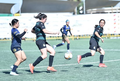Luego de finalizar la fase de grupos en la categoría Femenil Mayor, cuatro equipos se disponen a jugar las semifinales este lunes del certamen, aunque también el mismo número de escuadras, lo harán en el torneo de consolación, en los campos del Nuevo San Isidro (RAMÓN SOTOMAYOR)