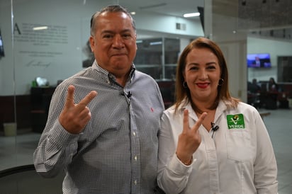 Bernardo Moctezuma González Hernández, aspirante a representar el Distrito 9, y Claudia Elvira Rodríguez Márquez, del Distrito 11, respectivamente. (VERÓNICA RIVERA)