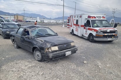 Conductor vuelca en Ramos Arizpe por viajar a exceso de velocidad y en estado de ebriedad