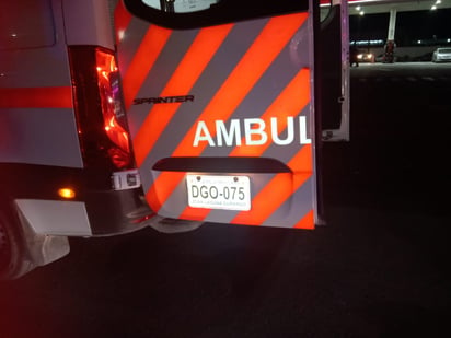 Paramédicos de la Cruz Roja arribaron al lugar para atender al motociclista. (EL SIGLO DE TORREÓN)