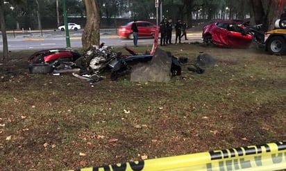 Una mujer que viajaba también en el auto deportivo sufrió la amputación de un pie y fue trasladada a un hospital en estado grave.