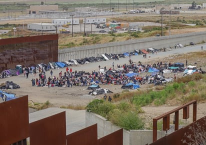 Fotografía que muestra migrantes en un campamento junto al muro fronterizo hoy en Tijuana, Baja California (México). La frontera norte de México se mantuvo en tranquilidad este viernes, pese a que se auguraba el caos en el primer día sin el Título 42 de Estados Unidos con decenas de miles de migrantes que esperarían cruzar pese a las nuevas restricciones estadounidenses. EFE/Joebeth Terriquez
