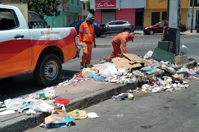 La basura sigue acumulándose en algunos puntos de Torreón.