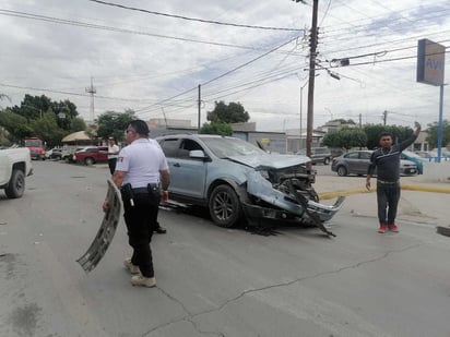 El conductor responsable fue puesto a disposición de la autoridad vial, a fin de que pague por los daños causados y las multas. (EL SIGLO DE TORREÓN)