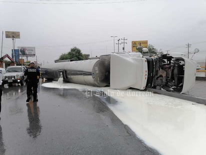 Una pipa cargada con leche terminó volcada sobre los carriles laterales del periférico Raúl López Sánchez de Torreón. (EL SIGLO DE TORREÓN)