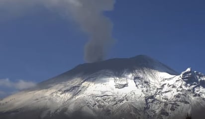El volcán Popocatépetl amaneció con salida de material incandescente, con una columna constante de mil 600 metros y dirección al este-noreste. (ESPECIAL)