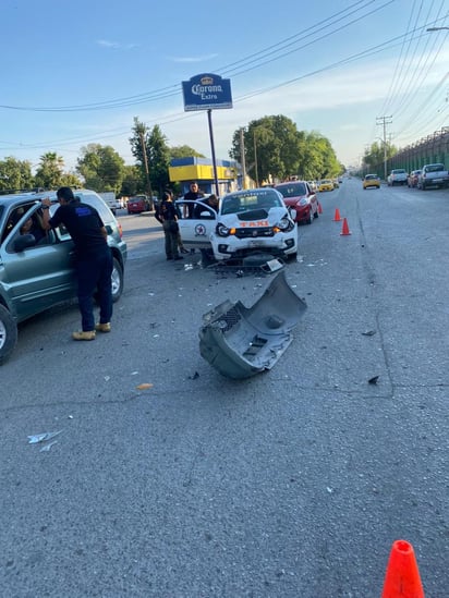 La conductora de la camioneta se le atravesó al taxista.