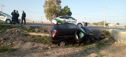 La unidad siniestrada es una camioneta de la marca Nissan, línea Xtrail, color negro, con placas de circulación del estado de Durango. (EL SIGLO DE TORREÓN)