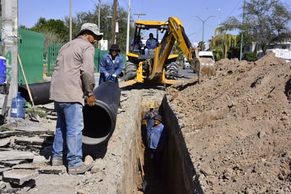 Sideapa trabaja dando limpieza y mantenimiento a colectores. (EL SIGLO DE TORREÓN)