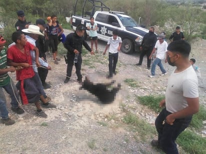 Los policías no hicieron nada para impedirlo.