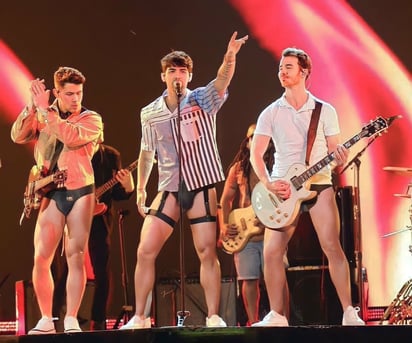 Jonas Brothers enamoran en redes tras cantar en ropa interior; ¿es real la foto?