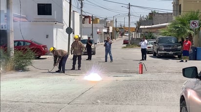 Un cortocircuito fundió los hilos de metal y el cableado de alta tensión cayó al piso.