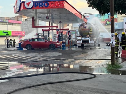 Una pipa descargaba combustible en una gasolinera de Gómez Palacio y, al mismo tiempo, se encontraban varios vehículos en las bombas, cuando se generó un flamazo.