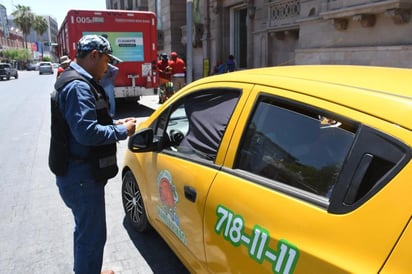 Inspectores sancionan a taxistas que porten dichas protecciones fuera del horario permitido. (FERNANDO COMPEÁN)