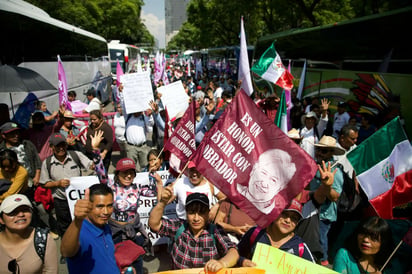 Llegaron contingentes de todo México para el 'AMLOfest'.