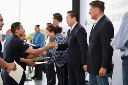 Se graduaron 28 bomberos voluntarios, hombres y mujeres que durante un año recibieron capacitación para integrarse a este servicio. (EL SIGLO DE TORREÓN)