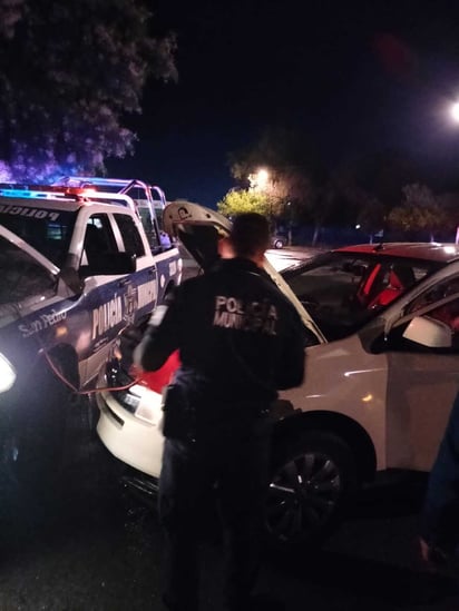 Los elementos policiales ayudan a quienes lo necesiten. (EL SIGLO DE TORREÓN)