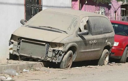 Estas unidades, aparte de estorbar, dan una mala imagen a las calles y son usados como basurero. (CORTESÍA)