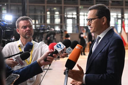 'Seremos duros, seremos decisivos, defenderemos al agricultor polaco', declaró Morawiecki. (ARCHIVO)