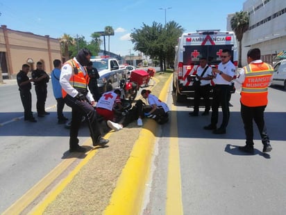 El motociclista terminó sobre el camellón y fue atendido por paramédicos de Cruz Roja.