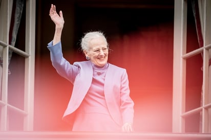 a reina Margarita II de Dinamarca saluda a los ciudadanos desde un balcón durante las celebraciones por su 83 cumpleaños en el Castillo de Amalienborg en Copenhague (Dinamarca) este domingo. EFE/ Mads Claus Rasmussen