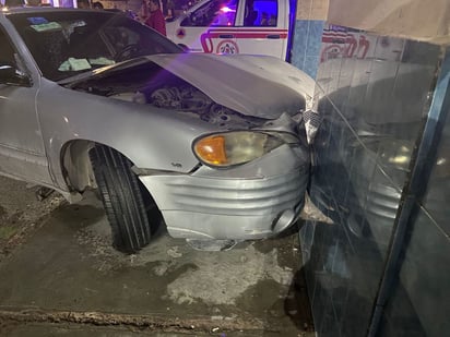 La unidad terminó impactada en la fachada de un negocio.