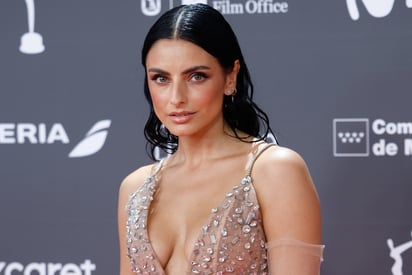 Aislinn Derbez usa el vestido que combina a la perfección sensualidad y elegancia