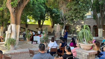 La situación y el intenso calor que se ha registrado los últimos días en la región, obligaron a la quinceañera y al sacerdote, así como a los invitados, a improvisar un altar y sacar las bancas al atrio para celebrar la misa a la cumpleañera. (EL SIGLO DE TORREÓN)