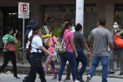 La Secretaría de Salud de Coahuila informó que en el estado hay 205 casos activos de covid-19, de los cuales, 14 se concentran en el municipio de Torreón. (ARCHIVO)