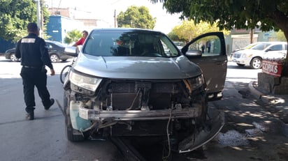 Ante las autoridades, ambos conductores alegaron que su semáforo se encontraban en luz verde. (EL SIGLO DE TORREÓN)