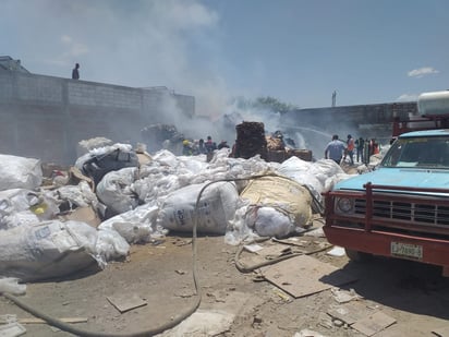 Por espacio de una hora los bomberos trabajaron en el área. (EL SIGLO DE TORREÓN)