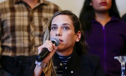 Andrea González, compañera de fórmula del asesinado candidato presidencial Fernando Villavicencio, durante una conferencia de prensa en Quito, el 10 de agosto pasado. (Foto: AP)