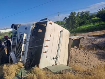 El camión quedó recostado a un lado de la carretera. (EL SIGLO DE TORREÓN)