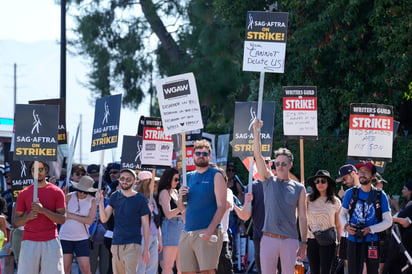 Actores y guionistas protestanfuera de los estudios Disney el 18 de julio de 2023, en Burbank, Calif. Numerosos peluqueros y maquillistas se han quedado sin trabajo por las huelgas en Hollywood. (Foto AP/Chris Pizzello)