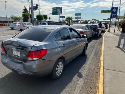 Los vehículos involucrados son un Chevrolet Aveo gris, un Volkswagen Vento arena, un Seat Ibiza negro y un Chevrolet Malibú de color blanco. (EL SIGLO DE TORREÓN)