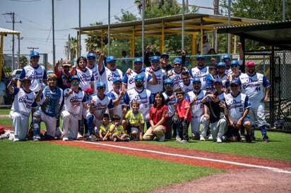 El equipo azul y blanco festejó la obtención del título de playoffs y ahora apunta al Trofeo Especial. (Especial)