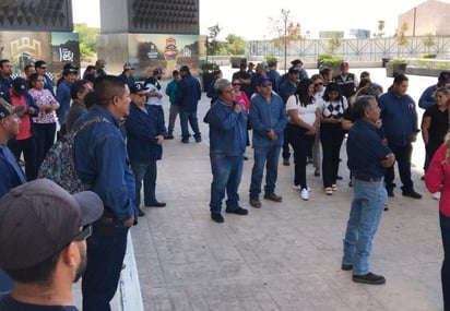 Un grupo de trabajadores del Departamento de Parques y Jardines están a la espera de ser atendidos por la secretaria del Ayuntamiento. (FERNANDO COMPEÁN)