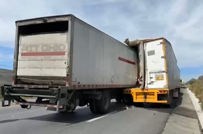 Trailero choca tras dormitar en la carretera Torreón-Saltillo; resultó ileso